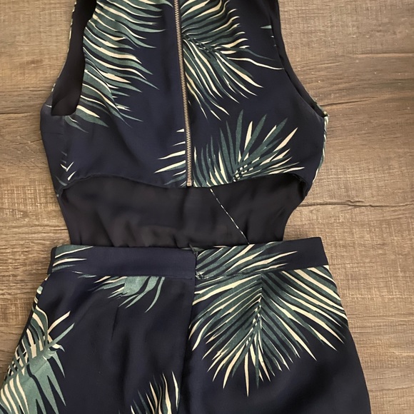 Cute jumpsuit- like new - Picture 2 of 2